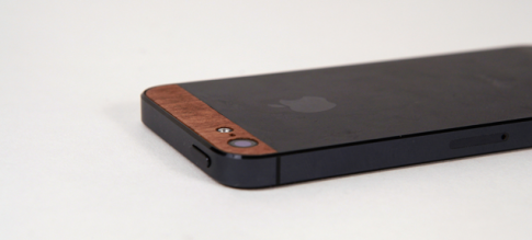Trang trí cho iPhone với miếng dán bằng gỗ độc đáo