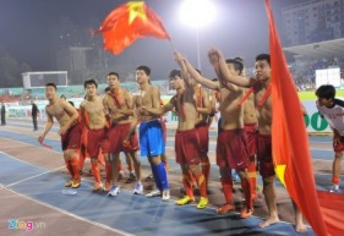 U19 Việt Nam cởi áo đấu tặng người hâm mộ