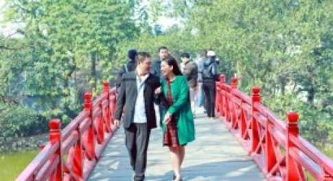 “Út Ráng” Kim Hiền ôm ấp chồng sắp cưới tại Hồ Gươm