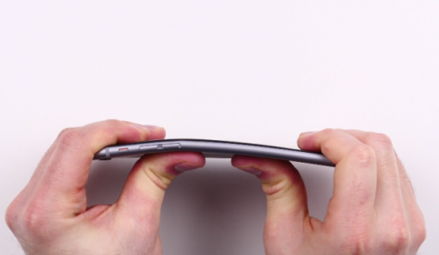 Xót lòng iPhone 6 bị bẻ cong dễ dàng khi đọ với Galaxy Note 3