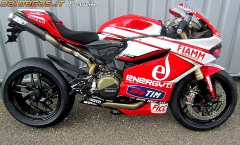 Ấn tượng với Ducati 1199 Panigale với ‘pô đút đít’