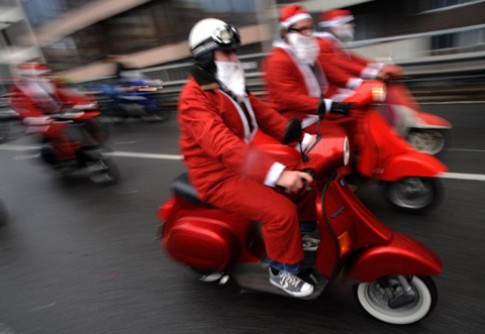 Ảnh vui ông già noel và moto