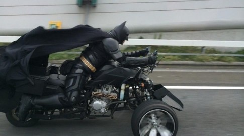 “Batman biker” chạy xế độ siêu khủng trên đường phố Nhật Bản