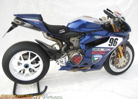 Ducati 1199 Panigale với ‘pô Zard đút đít’
