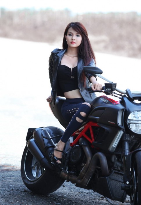 Ducati Diavel kiêu hãnh cùng hot girl
