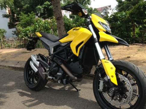 Ducati Hypermotard -- ‘vàng vàng phơi hàng tạo dáng’