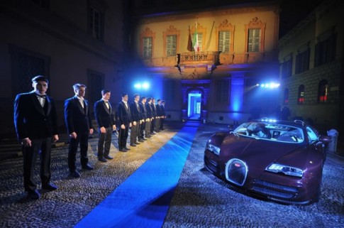 Hãng siêu xe Bugatti lấn sân sang thời trang