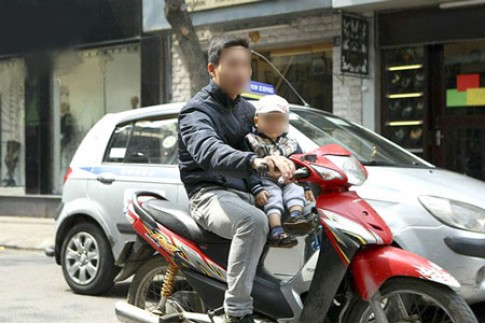 Lưu ý khi chở trẻ em ngồi trước xe máy