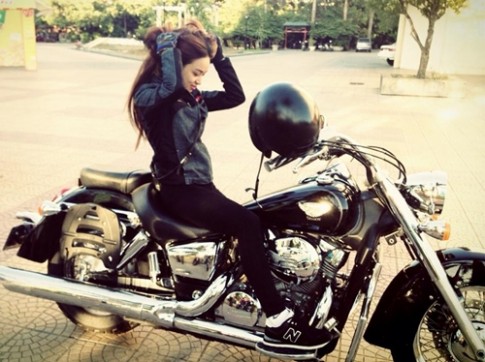 Nữ biker Huế chi 300 triệu đồng để tậu Ducati Monster 795