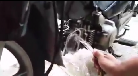 [Clip] Rửa máy xe bằng nước quá hại não
