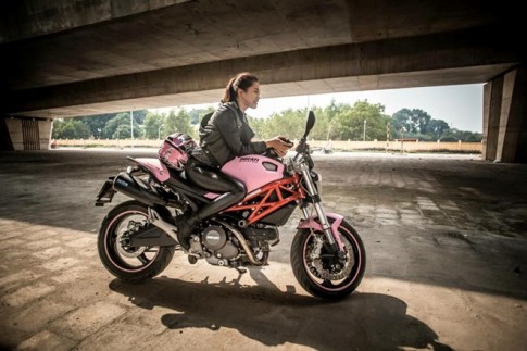 Ducati Monster 795 màu hồng bên Biker nữ Hà Nội
