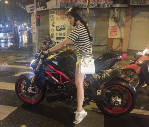 Chân dung cô nàng Hà Thành xinh đẹp trên chiếc Ducati Streetfighter