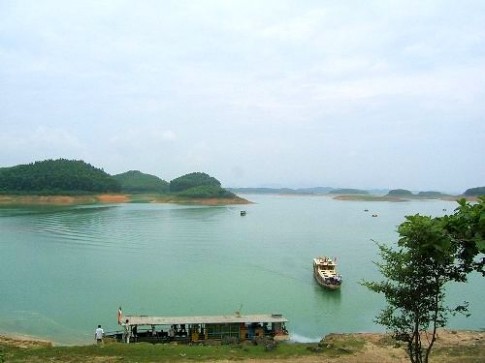 Bình minh trên hồ nhân tạo lớn nhất Việt Nam