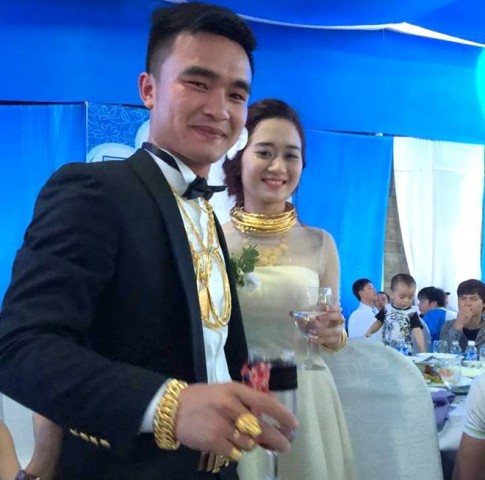 Chuyện tình tan hợp của cặp đôi đeo nhiều vàng trong lễ cưới
