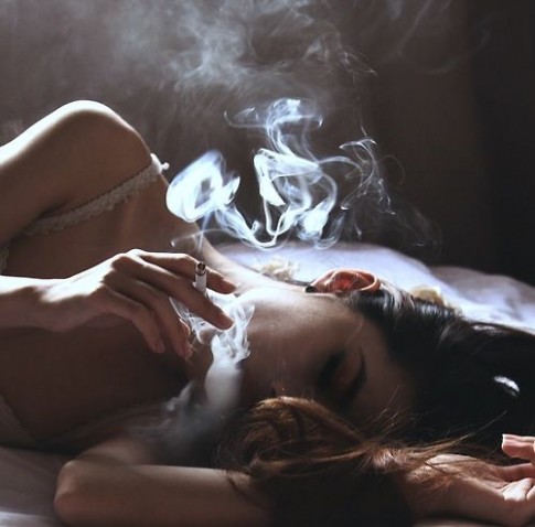 Đàn bà hút thuốc...