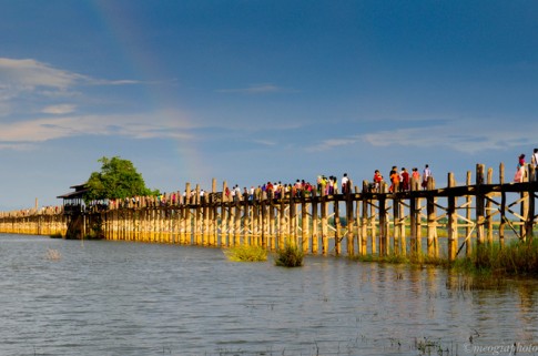 Hoàng hôn trên cây cầu gỗ dài nhất thế giới