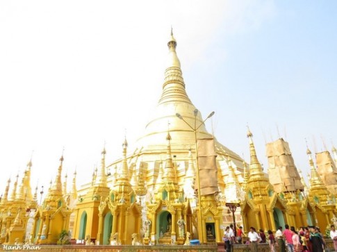 Ngôi chùa dát 90 tấn vàng và hàng nghìn viên kim cương ở Myanmar