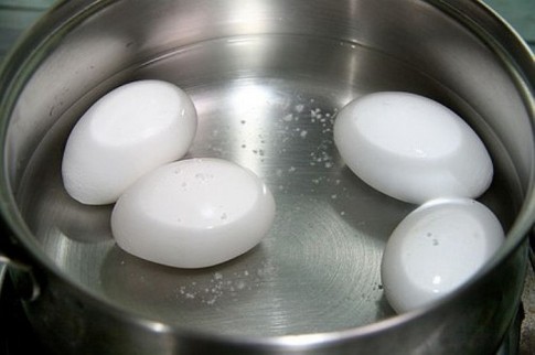 Sai lầm khi cho trứng luộc vào nước lạnh
