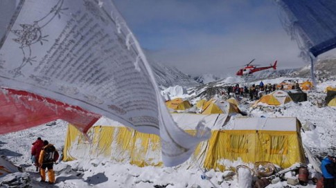 Sợ dư chấn, nhiều công ty du lịch hủy kế hoạch leo núi Everest