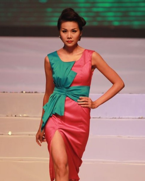 Thanh Hằng, Ngọc Quyên diễn catwalk ấn tượng