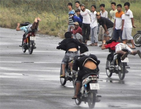 ‘Thủ thuật’ của dân đua trong những trận bão đêm