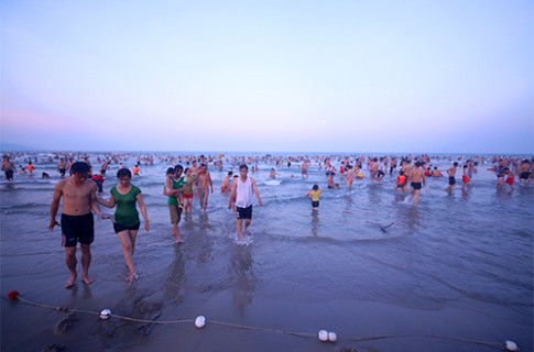 Tiểu bậy ở bãi biển Đà Nẵng bị phạt 300.000 đồng