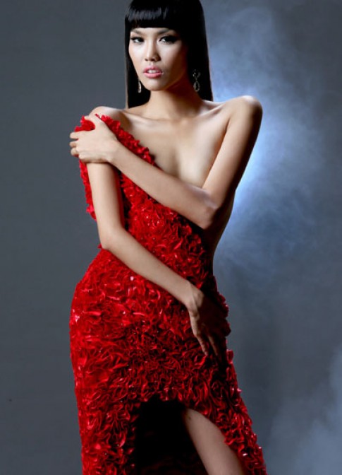 Váy dạ hội đỏ của Lan Khuê được khen ngợi