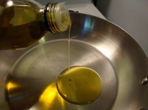 Vì sao sử dụng dầu ăn dễ gây ung thư?