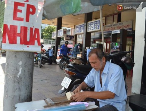 Những “nghề muôn năm cũ” đầy thân thương nhưng ngày càng ít ỏi ở Sài Gòn