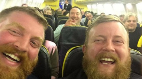 2 du khách ‘như cặp sinh đôi’ tình cờ ngồi cạnh trên chuyến bay