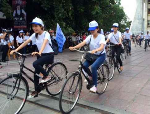 300 sinh viên diễu hành cổ vũ người Việt đi du lịch Việt