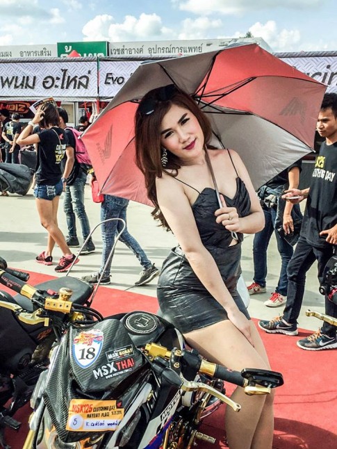Bộ ảnh siêu mẫu người thailand tạo dáng bên Honda MSX độ khủng