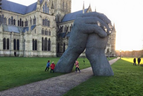 Bức tượng bị di dời vì khách đi bộ liên tục cụng đầu