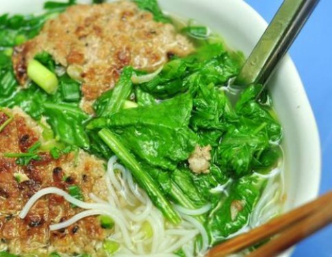 Bún chả chan, bánh canh ghẹ phố Mai Hắc Đế