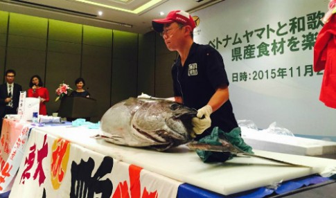 Cá ngừ 39 kg của tỉnh Wakayama được xẻ thịt ở Việt Nam