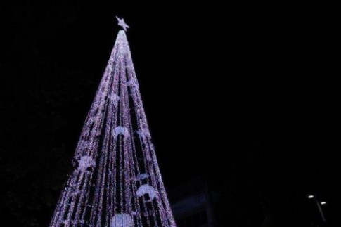 Cây thông Noel làm bằng hơn 500.000 bóng đèn ở Australia