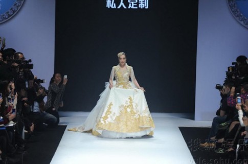 Chung Lệ Đề mặc váy cưới trên sàn catwalk