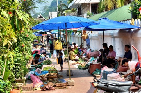 Đi chợ ba phiên ở Luang Prabang