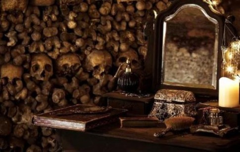 Dịch vụ ngủ đêm trong hầm mộ với 6 triệu bộ xương ở Paris