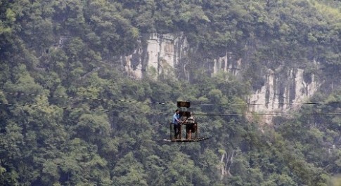 Đường cáp cheo leo tại làng Yushan