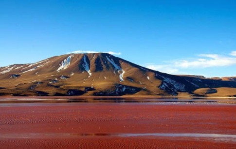 Hồ muối cạn đỏ như máu ở Bolivia