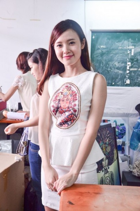 Huyền Trang làm mẫu cho sưu tập tốt nghiệp của Midu 