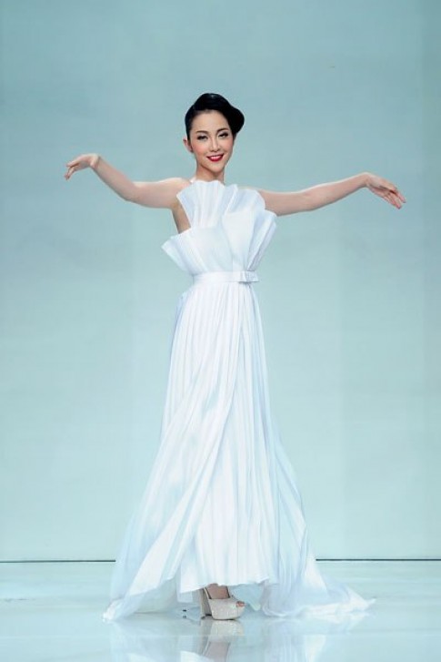 Linh Nga mặc váy trắng catwalk