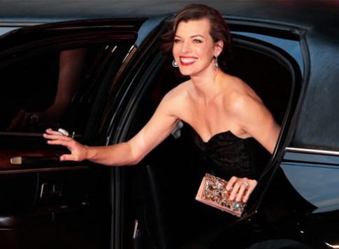 Milla Jovovich khoe dáng trên thảm đỏ dài nhất thế giới