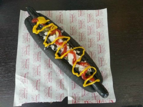 Món hot dog màu đen nhánh lạ lùng của Nhật