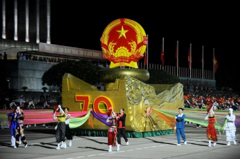 Nghi lễ diễu binh tại Hà Nội và bắn pháo hoa ở TP HCM