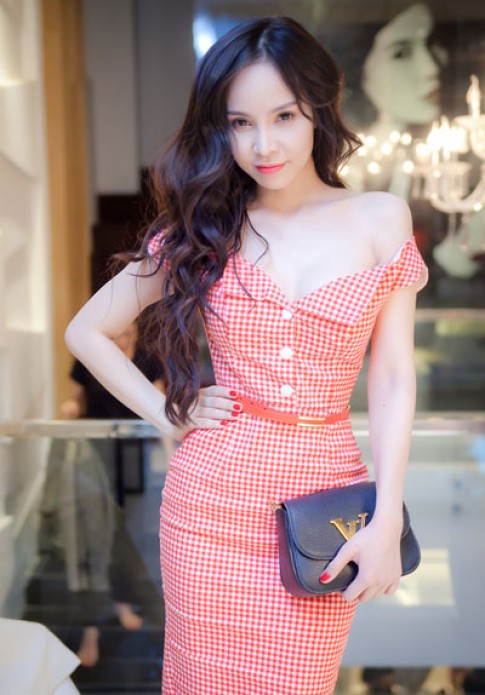 Ngọc Bích diện váy caro giống bạn gái Huỳnh Hiểu Minh