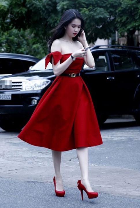 Ngọc Trinh xinh xắn trong váy đỏ rực