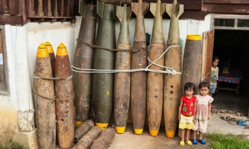 Những ngôi làng sống cùng bom ở Lào