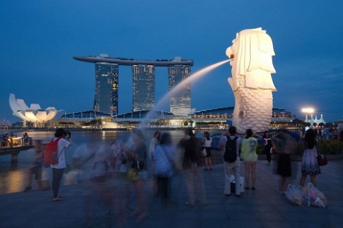 Singapore phạt hướng dẫn viên làm ‘cò’